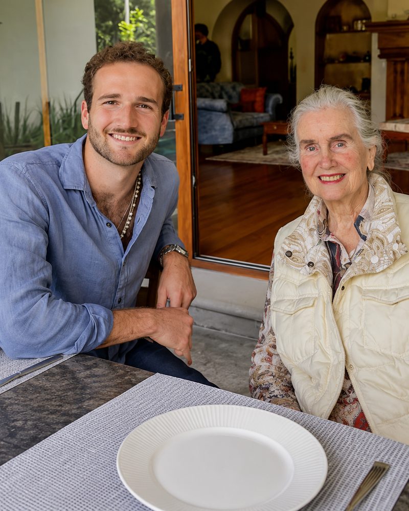 Tomas Wilson sentado a la mesa junto a una señora mayor